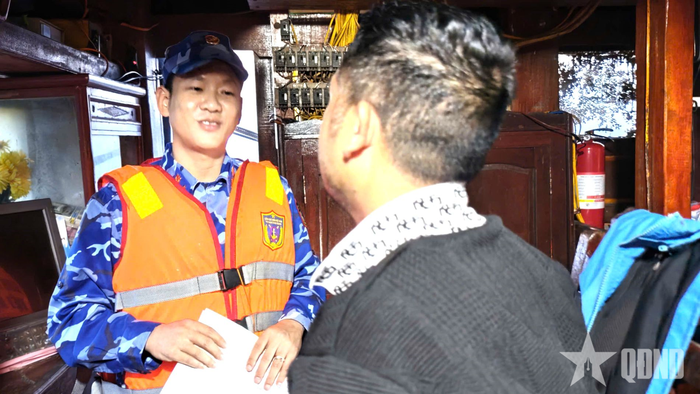 Tổ tuần tra, kiểm tra, kiểm soát của Vùng Cảnh sát biển 2 kiểm tra, tuyên truyền tàu cá về chống khai thác IUU đối với ngư dân đang khai thác hải sản trên biển.