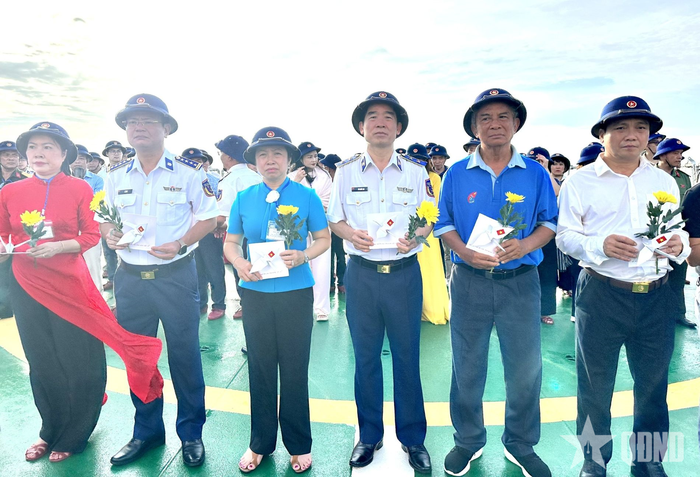 Trung tướng Bùi Quốc Oai, Bí thư Đảng ủy, Chính ủy Cảnh sát biển Việt Nam và các đại biểu dâng hương tưởng niệm các anh hùng liệt sĩ Tàu không số C43B.