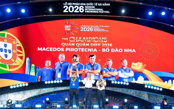 Bí thư Thành ủy Đà Nẵng Lê Ngọc Quang trao danh hiệu Quán quân cho đội pháo hoa Bồ Đào Nha (bên trái) và Á quân cho đội pháo hoa Trung Quốc