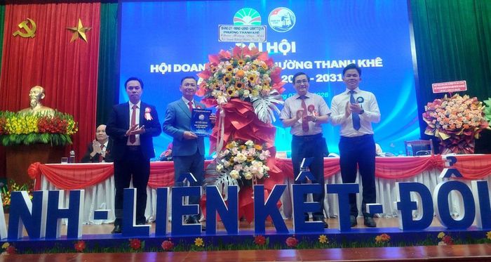 Bí thư Đảng ủy phường Nguyễn Thành Tiến và Phó Chủ tịch Thường trực UBND phường Thanh Khê Lê Văn Cương trao quyết định thành lập và tặng hoa chúc mừng Đại hội Hội Doanh nghiệp Thanh Khê.