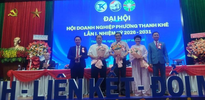 Chủ tịch danh dự Hội Doanh nghiệp Thanh Khê Nguyễn Thành Tiến cùng với Hội đồng cố vấn ra mắt tại Đại hội.