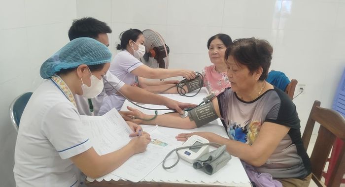 Các y, bác sỹ khám sức khỏe miễn phí cho người dân phường Thanh Khê.
