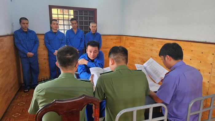 Cơ quan ANĐT lấy lời khai 5 đối tượng rửa tiền lừa đảo xuyên quốc gia.