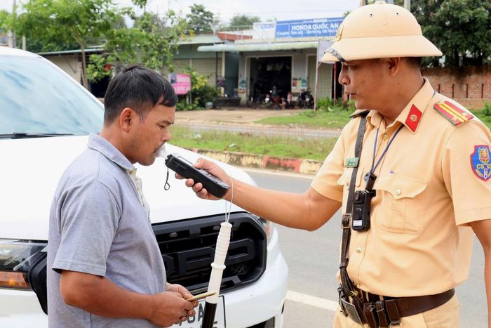 Kiểm tra nồng độ cồn tài xế điều khiển phương tiện trên quốc lộ 24