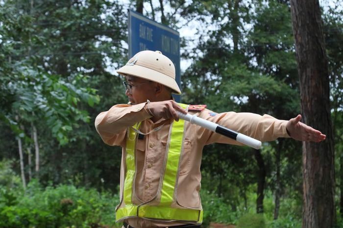 Điều tiết giao thông đoạn qua Măng Đen