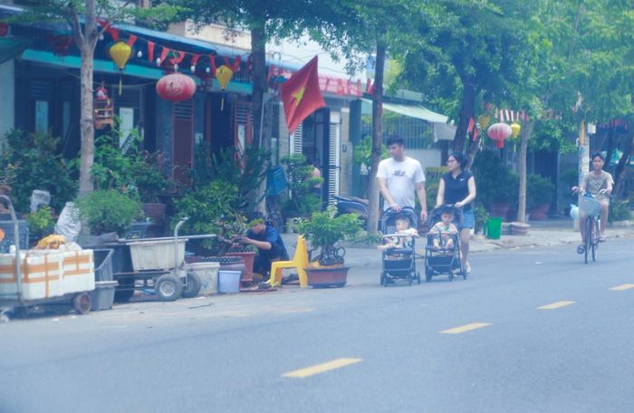Cây cảnh, phân bón, phương tiện vận chuyển tập kết giữa đường khiến người tham gia giao thông qua đây phải "né"