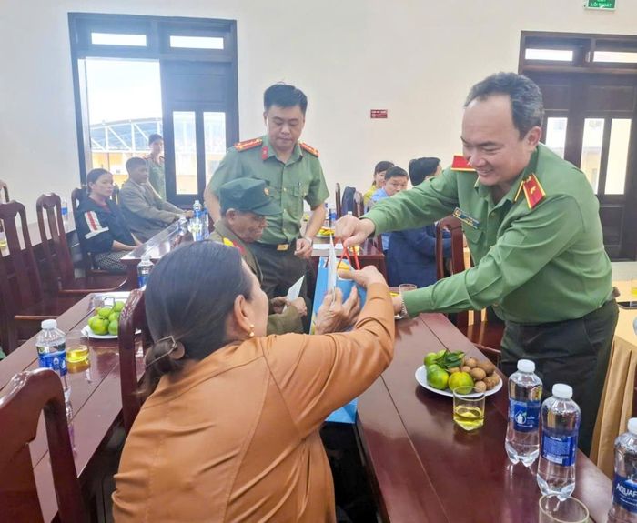 Đồng chí Giám đốc Công an tỉnh bày tỏ lòng biết ơn sâu sắc đối với những cống hiến, hy sinh của các Anh hùng liệt sĩ, Mẹ Việt Nam Anh hùng, thương binh, bệnh binh và thân nhân người có công trong sự nghiệp đấu tranh giành độc lập dân tộc, thống nhất đất nước