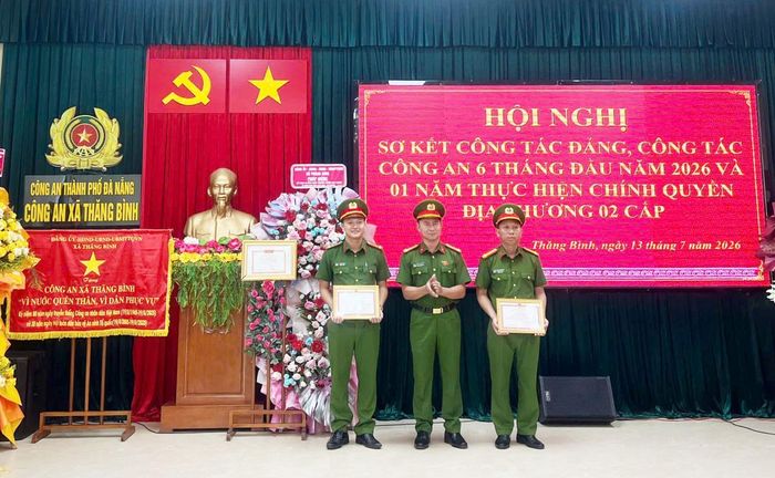 Tuyên dương, khen thưởng cá nhân xuất sắc.