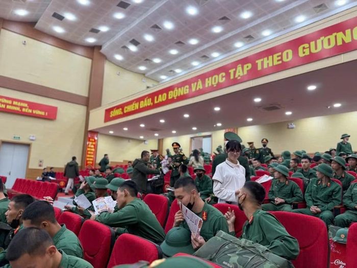 Bảo Trâm tham gia các hoạt động truyền thông và tình nguyện của nhà trường. Với nữ sinh, mỗi trải nghiệm đều là cơ hội để cô rèn luyện kỹ năng làm việc nhóm, tinh thần trách nhiệm và sự sẻ chia.