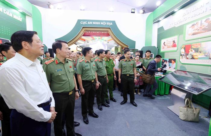 Các đại biểu nghe giới thiệu về những tư liệu, hình ảnh, hiện vật tiêu biểu phản ánh những dấu mốc quan trọng, chiến công xuất sắc và sự hy sinh thầm lặng của các thế hệ cán bộ, chiến sĩ an ninh nhân dân trong sự nghiệp bảo vệ an ninh quốc gia, giữ gìn cuộc sống bình yên của nhân dân. Ảnh: KIÊN PHẠM 
