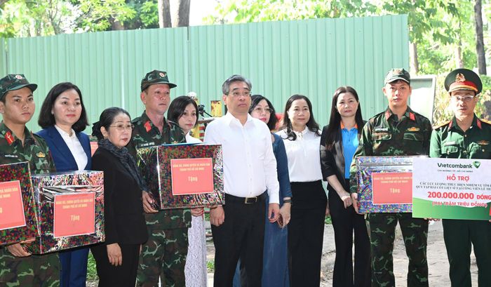 Đoàn đại biểu Ủy ban MTTQ Việt Nam TPHCM cùng các doanh nghiệp trao quà động viên các lực lượng tại khu vực tìm kiếm, quy tập hài cốt liệt sĩ. Ảnh: VIỆT DŨNG 