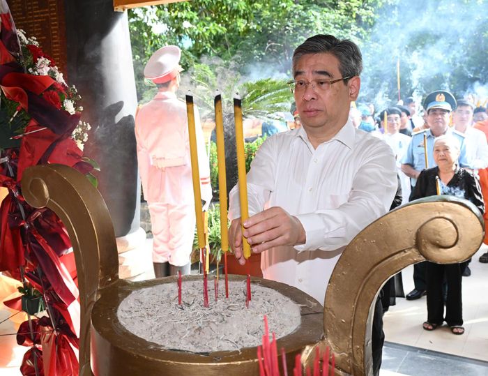  Đồng chí Nguyễn Phước Lộc dâng hương tưởng niệm các Anh hùng liệt sĩ. Ảnh: VIỆT DŨNG 