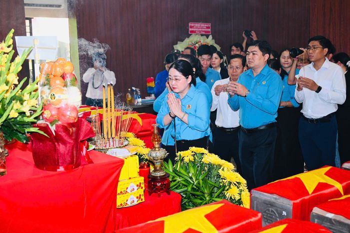  Đoàn đại biểu xúc động tại khu vực quàn hài cốt liệt sĩ. Ảnh: VIỆT DŨNG 