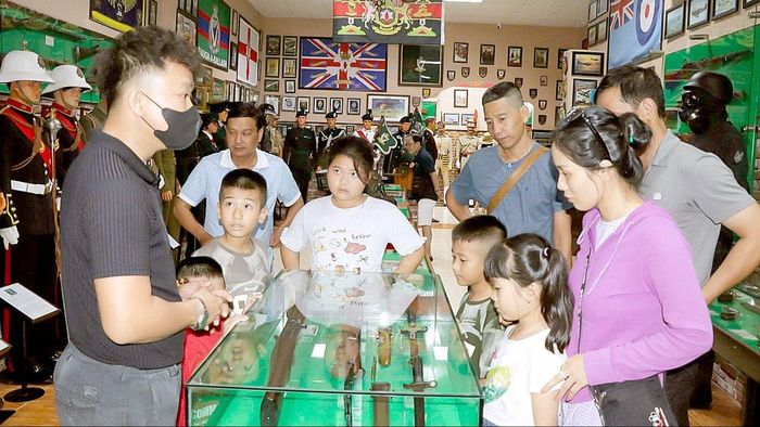  Khách du lịch tham quan Bảo tàng Vũ khí cổ (phường Vũng Tàu, TPHCM) (ẢNH: QUANG VŨ) 