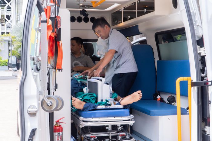  Xe cấp cứu vận chuyển bệnh nhân về đến Bệnh viện Chợ Rẫy vào trưa 13-7. 
