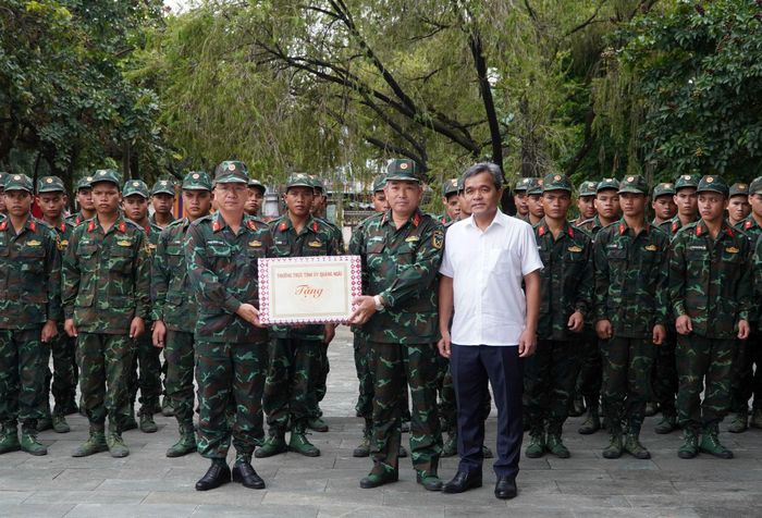  Bí thư Tỉnh ủy Quảng Ngãi tặng quà động viên Đội K53 đang thực hiện nhiệm vụ. Ảnh: VÂN TUYỀN 