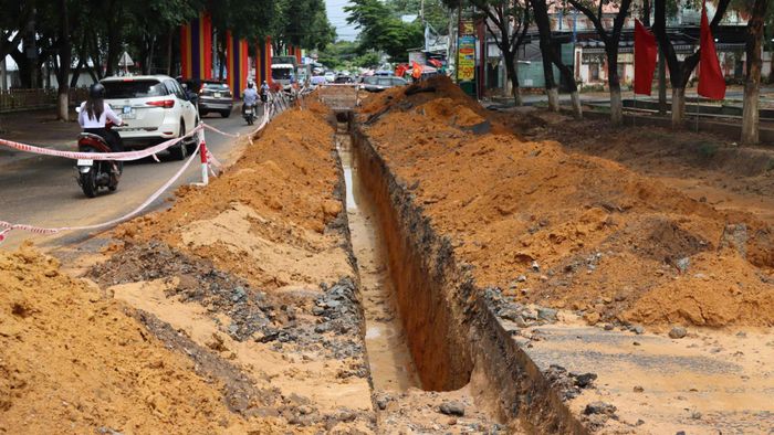  Đào rãnh phục vụ tìm kiếm hài cốt liệt sĩ trên đường Trường Chinh. Ảnh: HỮU PHÚC 