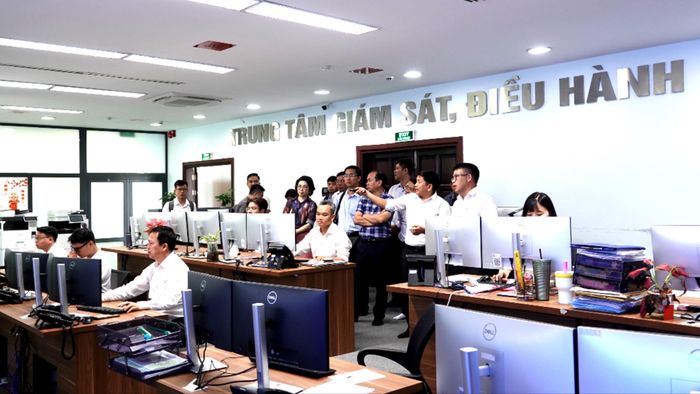  Lãnh đạo tỉnh Lâm Đồng tham quan Trung tâm Giám sát và điều hành thông minh Đà Nẵng. Ảnh: XUÂN QUỲNH 