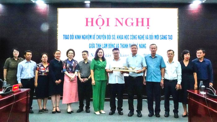  Lãnh đạo TP Đà Nẵng tặng quà lưu niệm đến lãnh đạo tỉnh Lâm Đồng. Ảnh: XUÂN QUỲNH 
