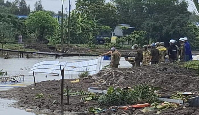 Lực lượng chức năng xã Khánh Bình (tỉnh Cà Mau) hỗ trợ người dân khắc phục hậu quả 