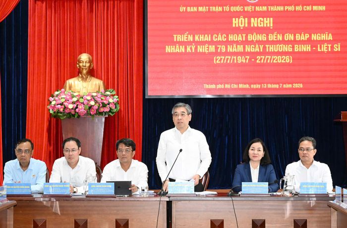 Đồng chí Nguyễn Phước Lộc, Phó Bí thư Thành ủy, Chủ tịch Ủy ban MTTQ Việt Nam TPHCM và các đồng chí trong Ban Thường trực Ủy ban MTTQ Việt Nam TPHCM. Ảnh: VIỆT DŨNG