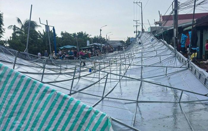 Nhà lồng chợ Lấp Vò, xã Trung Hưng bị tốc mái hoàn toàn