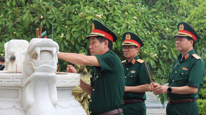  Thượng tướng Nguyễn Văn Gấu dâng hương tại Nghĩa trang liệt sĩ phường Đăk Cấm. Ảnh: HỮU PHÚC 