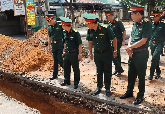  Thượng tướng Nguyễn Văn Gấu cùng đoàn công tác kiểm tra việc tìm kiếm hài cốt khu vực đường Trường Chinh. Ảnh: HỮU PHÚC 