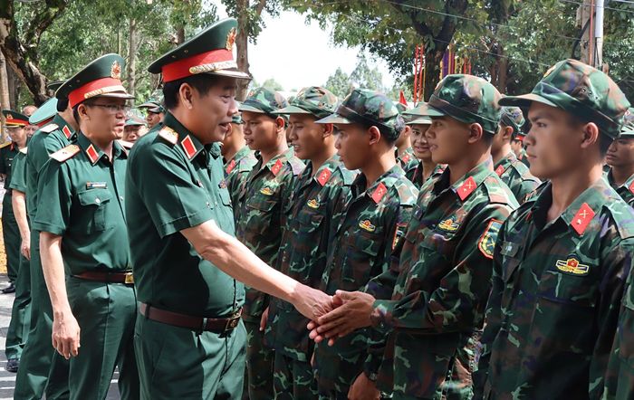  Thượng tướng Nguyễn Văn Gấu thăm, động viên các chiến sĩ làm nhiệm vụ tìm kiếm hài cốt liệt sĩ trên đường Trường Chinh. Ảnh: HỮU PHÚC 