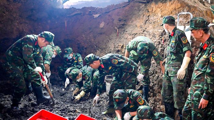 Các lực lượng thực hiện nhiệm vụ tại Công viên Lê Thị Riêng. Ảnh: MẠNH THẮNG