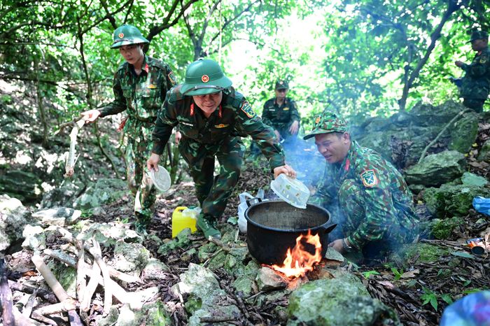 Bữa trưa vội vàng của những người lính trong Đội tìm kiếm, quy tập hài cốt liệt sĩ