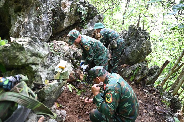 Đội tìm kiếm, quy tập hài cốt liệt sĩ Bộ Chỉ huy Quân sự tỉnh Tuyên Quang chia nhỏ thành các tổ, mỗi tổ 3 người thay nhau đào bới, hỗ trợ xử lý những khu vực có địa hình phức tạp. Ảnh: ĐỖ TRUNG