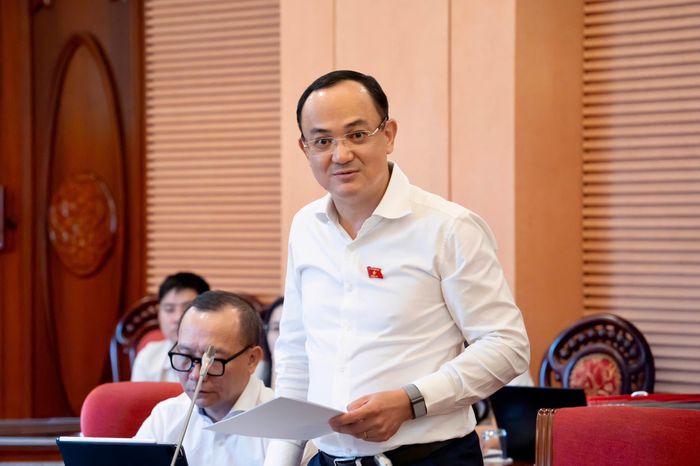 Đại biểu Nguyễn Ngọc Sơn góp ý hoàn thiện dự thảo Luật Bưu chính (sửa đổi). Ảnh: CẨM HÀ