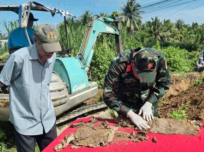 Nhân chứng từng tham gia chôn cất cung cấp một số thông tin cho đơn vị tìm kiếm