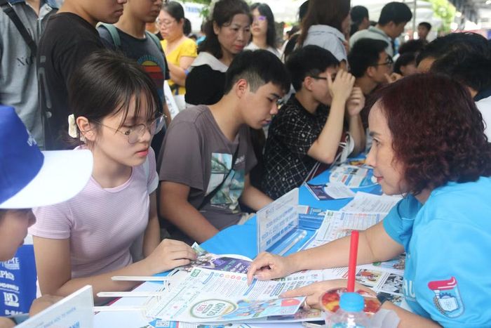 Các thí sinh được các thầy cô Trường ĐH Khoa học Tự nhiên (ĐH Quốc gia Hà Nội) tư vấn tuyển sinh trong Ngày hội tư vấn tuyển sinh tại ĐH Bách khoa Hà Nội. Ảnh: Mai Loan.