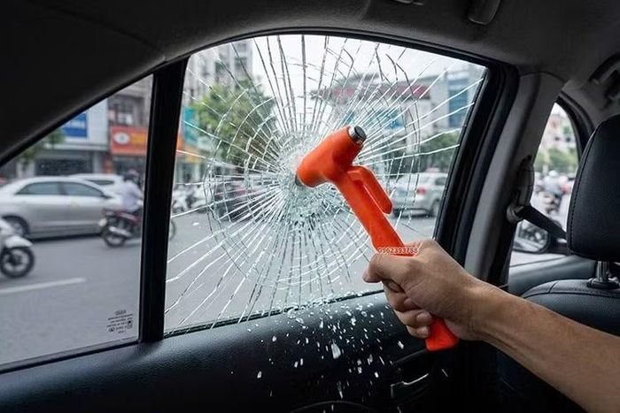 Đề xuất từ chối đăng kiểm với xe thiếu búa phá kính, lắp sai biển số.