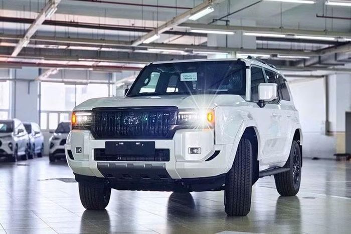Toyota Land Cruiser Prado: 39 xe Xếp sau Civic là Toyota Land Cruiser Prado với 39 xe bán ra trong tháng 6, tăng 18,2% so với tháng trước. Doanh số cộng dồn 6 tháng đầu năm nay của mẫu xe đạt 195 xe. Nguồn cung dần ổn định giúp doanh số Prado cải thiện, song mức giá cao khiến mẫu SUV này vẫn chỉ phục vụ nhóm khách hàng khá hẹp.
