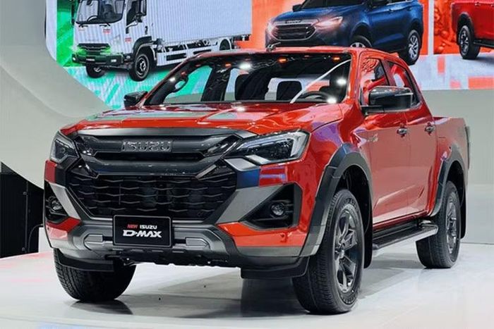 Isuzu D-Max: 18 xe Cũng chỉ chỉ bán được 18 xe trong tháng 6, D-Max là mẫu xe Isuzu thứ 2 lọt vào top xe ế tháng này. Isuzu D-Max đạt doanh số lũy kế 6 tháng đầu năm là 370 xe. Dù được đánh giá cao về độ bền và khả năng tiết kiệm nhiên liệu, mẫu bán tải này vẫn lép vế trước Ford Ranger, Toyota Hilux và Mitsubishi Triton do thiết kế lỗi thời cũng các dịch vụ hậu mãi sau bán hàngchưa mạnh.