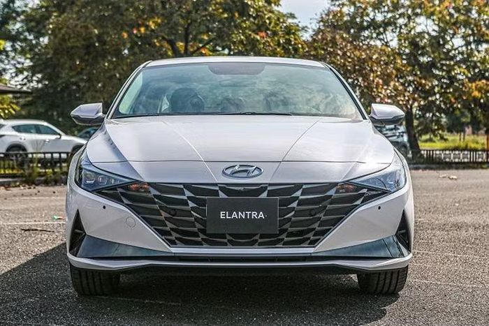 Hyundai Elantra: 18 xe Xếp thứ 2 trong top ôtô bán chậm là Hyundai Elantra chỉ với 18 xe đến tay khách hàng Việt, giảm tới 45,5% so với tháng 5/2026. Tổng lượng xe bán ra của Elantra sau nửa đầu năm đạt 186 chiếc. Kết quả này tiếp tục phản ánh xu hướng đi xuống của phân khúc sedan cỡ C khi người tiêu dùng ngày càng ưu tiên các mẫu SUV đô thị có giá bán tương đương.