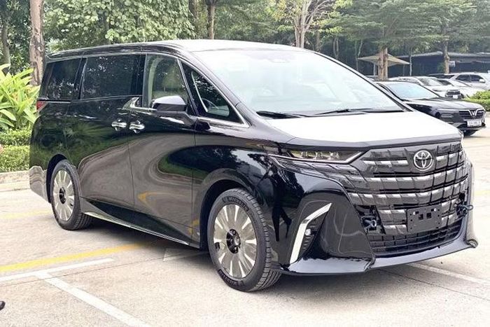 Toyota Alphard: 34 xe Trong tháng vừa qua, mẫu MPV 7 chỗ cỡ lớn của Toyota gây bất ngờ với doanh số đạt 34 xe, tăng nhẹ 6,3% so với tháng trước và đạt 188 xe sau 6 tháng. Dù giá bán thuộc nhóm cao nhất thị trường, Toyota Alphard vẫn duy trì lượng khách hàng ổn định nhờ phục vụ nhóm doanh nghiệp và khách hàng cao cấp.