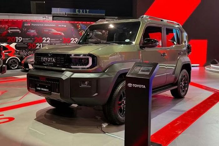 Điểm nhấn lớn nhất của Land Cruiser FJ nằm ở hệ thống an toàn khi được trang bị gói Toyota Safety Sense, bao gồm các tính năng như cảnh báo va chạm phía trước, hỗ trợ giữ làn, cảnh báo điểm mù, cảnh báo phương tiện cắt ngang phía sau và kiểm soát hành trình thích ứng toàn dải tốc độ. Các hệ thống hỗ trợ địa hình như kiểm soát đổ đèo, hỗ trợ khởi hành ngang dốc hay kiểm soát lực kéo...