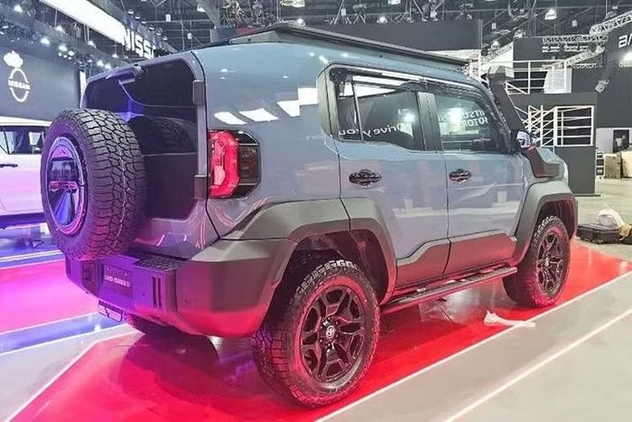 So với Fortuner, thân xe và khoang động cơ được thiết kế ngắn hơn, mang lại cảm giác gọn gàng và dễ xoay xở. Về kích thước, Land Cruiser FJ dài 4.610 mm, rộng 1.855 mm và cao 1.890 mm, trục cơ sở đạt 2.580 mm. Khoảng sáng gầm lên tới 245 mm cùng khả năng lội nước 700 mm cho thấy rõ định hướng địa hình của mẫu xe này.