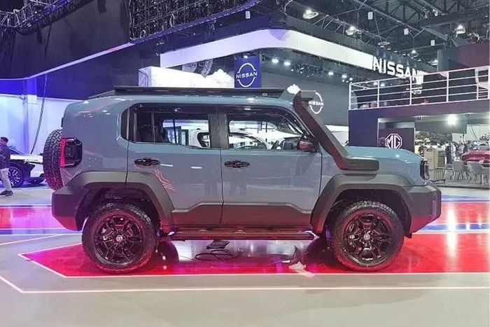Land Cruiser FJ được phát triển dưới mã dự án “500D”, sử dụng nền tảng IMV0 với cấu trúc body-on-frame tương tự Hilux Champ. Tuy nhiên, điểm khác biệt đáng chú ý nằm ở cấu hình trục cơ sở ngắn SSWB (Super Short Wheelbase), giúp chiếc SUV này linh hoạt hơn trong điều kiện đô thị mà vẫn duy trì khả năng off-road.