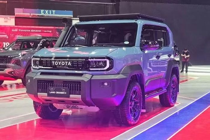 Theo thông tin từ tư vấn bán hàng, Toyota Land Cruiser FJ sẽ có mức giá dự kiến khoảng 1,2 tỷ đồng. Xe được trang bị động cơ xăng 2.7L, đi kèm hộp số tự động 6 cấp và hệ dẫn động 4x4 linh hoạt mọi địa hình. Tại Thái Lan, Toyota Land Cruiser FJ 2026 có giá khởi điểm 1.269.000 Baht (tương đương 1 tỷ đồng).
