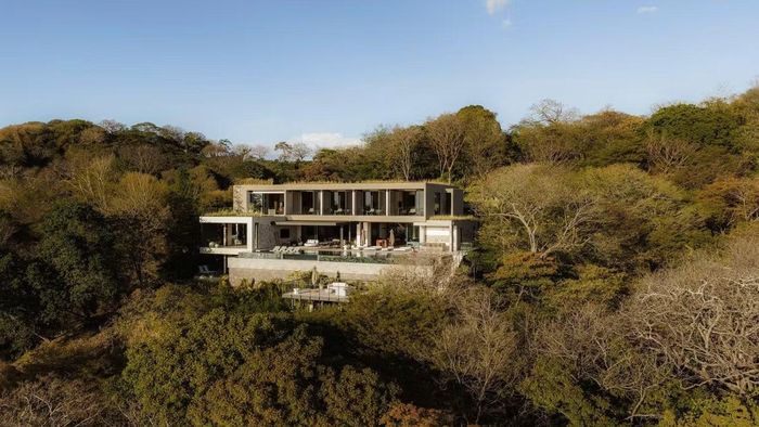 Ngôi nhà có diện tích khoảng 1.600 m², được phát triển dựa trên khái niệm mà nhóm thiết kế gọi là "Kiến trúc Tinh túy" (Essential Architecture). Thay vì tạo ra một công trình nổi bật giữa cảnh quan, dự án tập trung xây dựng mối liên kết giữa kiến trúc với địa hình, khí hậu và đường chân trời, mang đến trải nghiệm sống liền mạch với thiên nhiên.