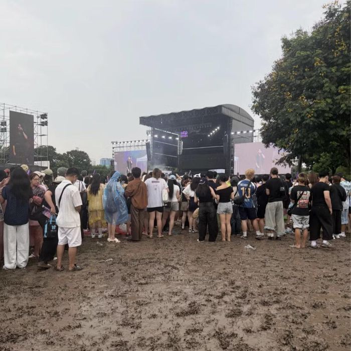 Khán giả chật vật đứng xem concert giữa nền đất nhão nhoét, nhếch nhác. (Ảnh: Threads)