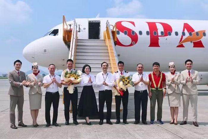 Đại diện hãng chào đón tàu bay trong nhận diện mới