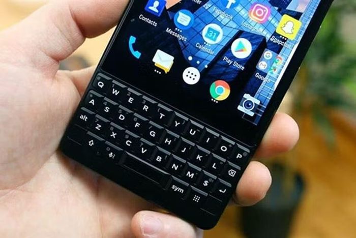 Lịch sử của BlackBerry từng gắn liền với thời kỳ hoàng kim của điện thoại doanh nhân. Từ mẫu BlackBerry 850 ra mắt năm 1999 cho đến BlackBerry 5810 năm 2002 với khả năng gọi điện, gửi email và truy cập Internet, thương hiệu này từng trở thành biểu tượng của giới văn phòng, doanh nhân và chính trị gia trên toàn thế giới nhờ khả năng bảo mật cùng hiệu suất làm việc vượt trội.
