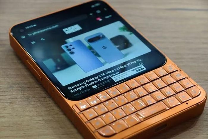 Dù vậy, người dùng có ý định mua BlackBerry cũ cũng cần cân nhắc kỹ trước khi xuống tiền. Kể từ năm 2022, BlackBerry đã chính thức chấm dứt hỗ trợ toàn bộ điện thoại và dịch vụ của hãng, đồng nghĩa thiết bị không còn nhận bản vá bảo mật, cập nhật phần mềm hay hỗ trợ kỹ thuật khi gặp sự cố.