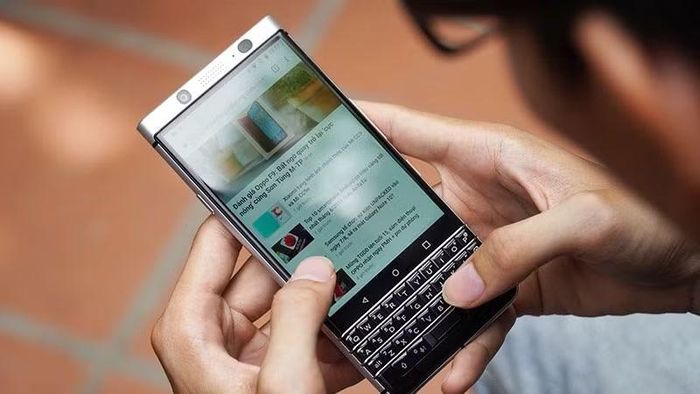 Trong số các sản phẩm còn được nhiều người quan tâm hiện nay, BlackBerry KEYone là cái tên nổi bật nhất. Ra mắt năm 2017, mẫu máy này sở hữu hệ điều hành Android, màn hình cảm ứng kết hợp bàn phím vật lý, chip Snapdragon 625, camera sau 12 MP và hỗ trợ sạc nhanh, mang đến trải nghiệm hiện đại hơn nhiều mẫu BlackBerry đời cũ nhưng vẫn giữ được "chất" riêng của thương hiệu.